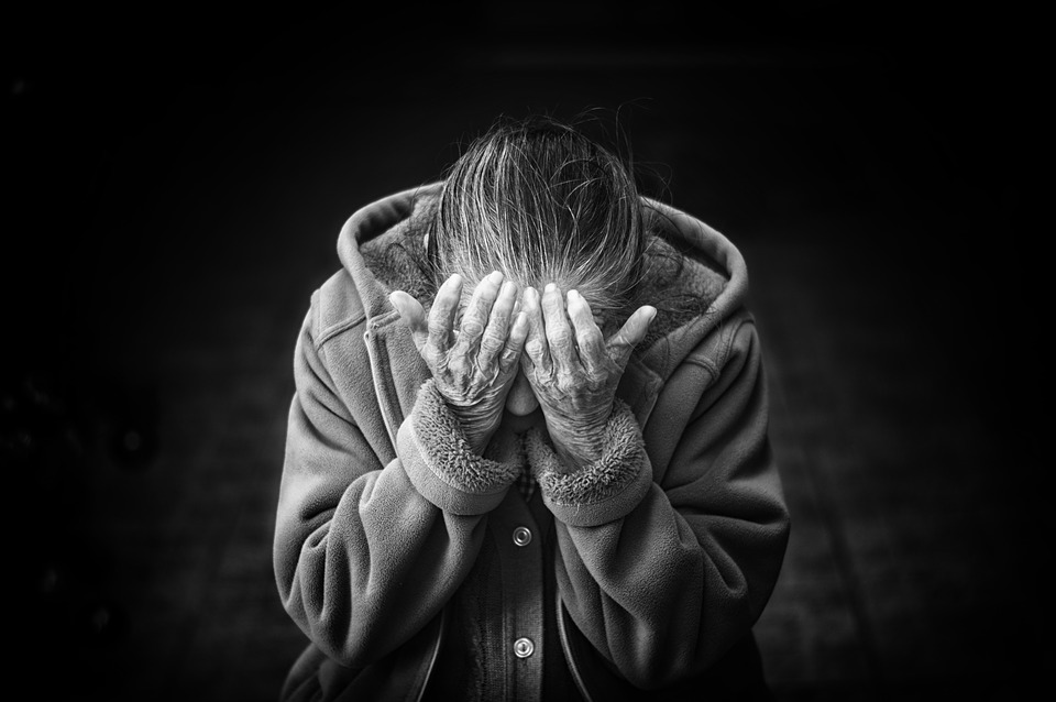 Wyszła z domu i nie powróciła – zaginięcia seniorów jako narastający problem społeczny