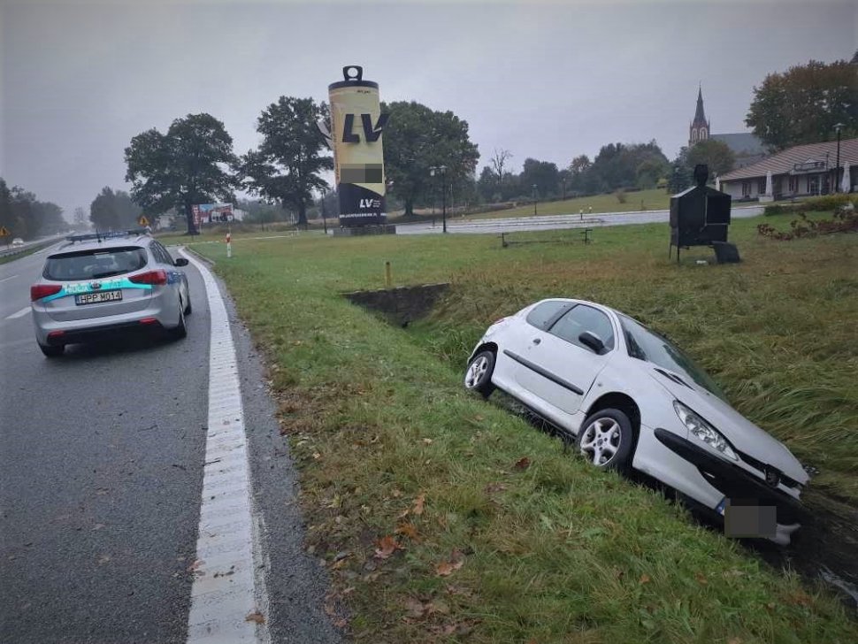 Uwaga kierowcy! Śliska nawierzchnia jezdni to jedna z przyczyn zdarzeń drogowych