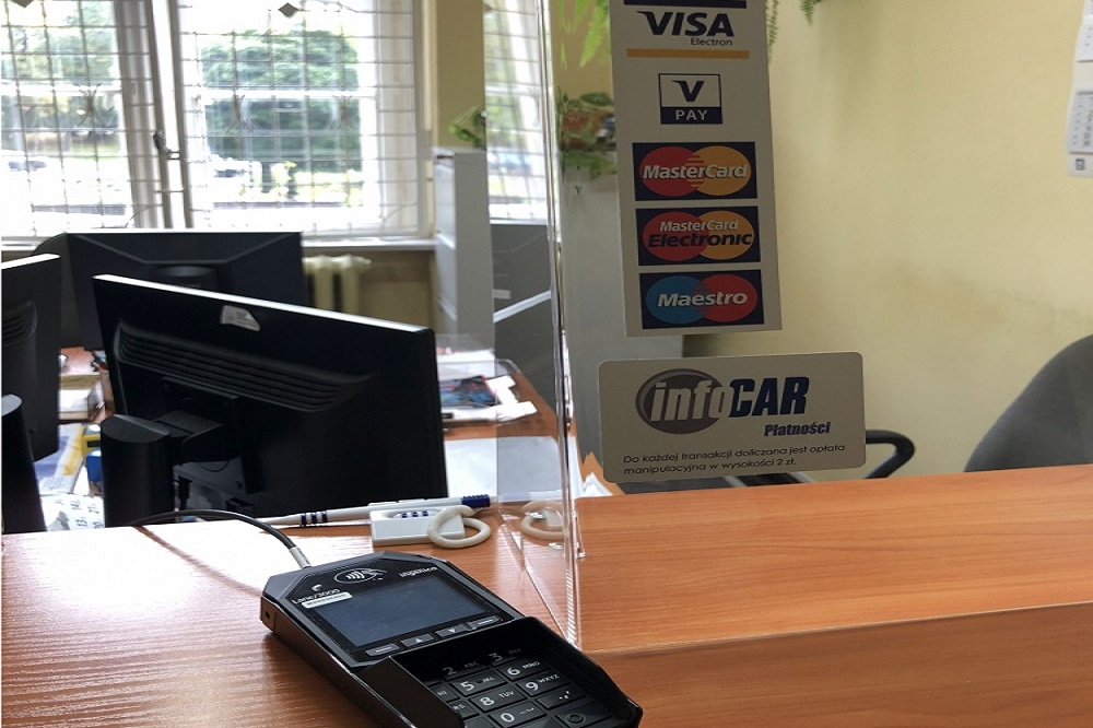 Zarejestruj pojazd lub odbierz prawo jazdy płacąc przy okienku kartą