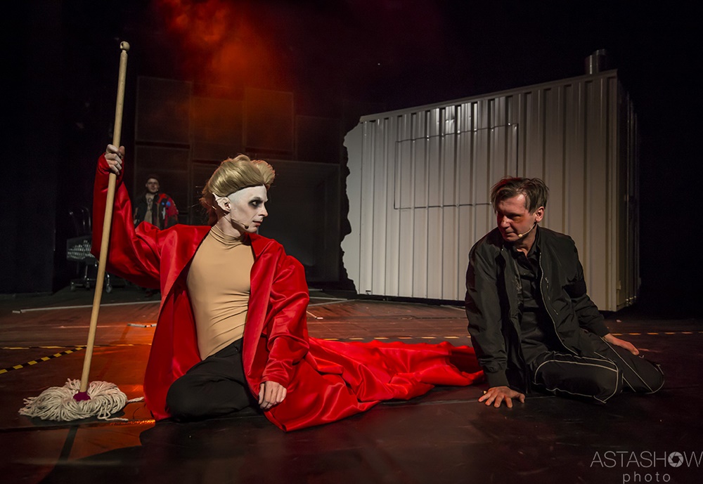 Teatr Miejski zaprasza: "Wpuść mnie!" Dokądkolwiek pójdziemy będzie szedł za nami