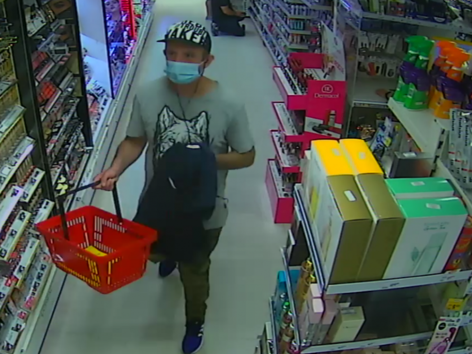 Publikujemy wizerunek mężczyzny podejrzanego o kradzież perfum. Czy rozpoznajesz?
