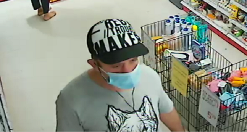 Publikujemy wizerunek mężczyzny podejrzanego o kradzież perfum. Czy rozpoznajesz?