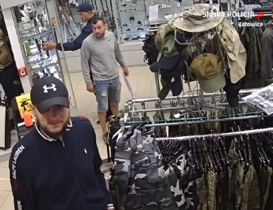 Policja poszukuje podejrzanych o kradzież broni i amunicji