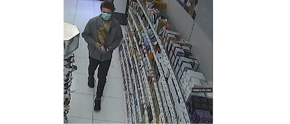 Kolejna kradzież perfum w drogerii. Rozpoznajesz podejrzewanego?