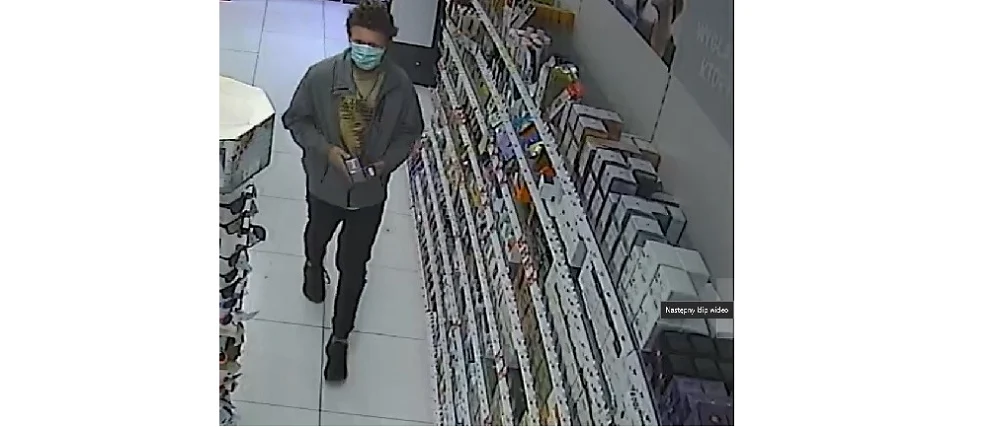 Kolejna kradzież perfum w drogerii. Rozpoznajesz podejrzewanego?