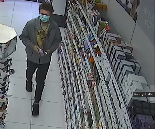 Kolejna kradzież perfum w drogerii. Rozpoznajesz podejrzewanego?