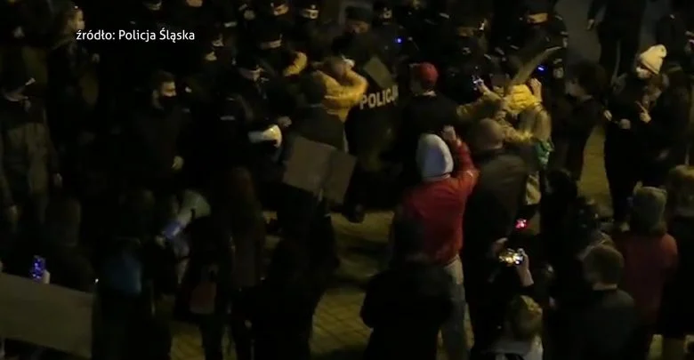 Poseł Maciej Kopiec zatrzymany przez policję w czas aborcyjnego protestu w Katowicach