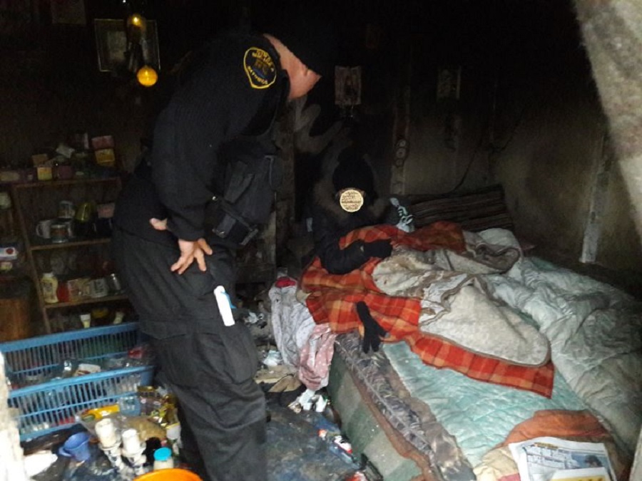 Strażnicy miejscy pomagają bezdomnym