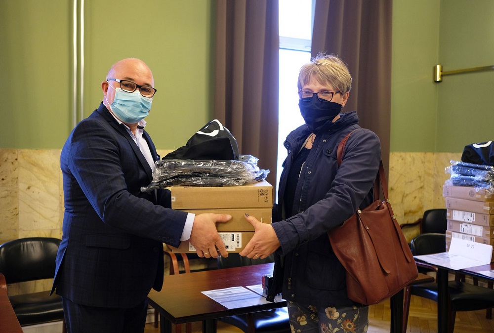 71 laptopów trafiło do uczniów z wielodzietnych rodzin