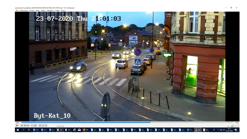 Policjanci szukają świadków kradzieży baneru. Poszukiwanych jest trzech sprawców