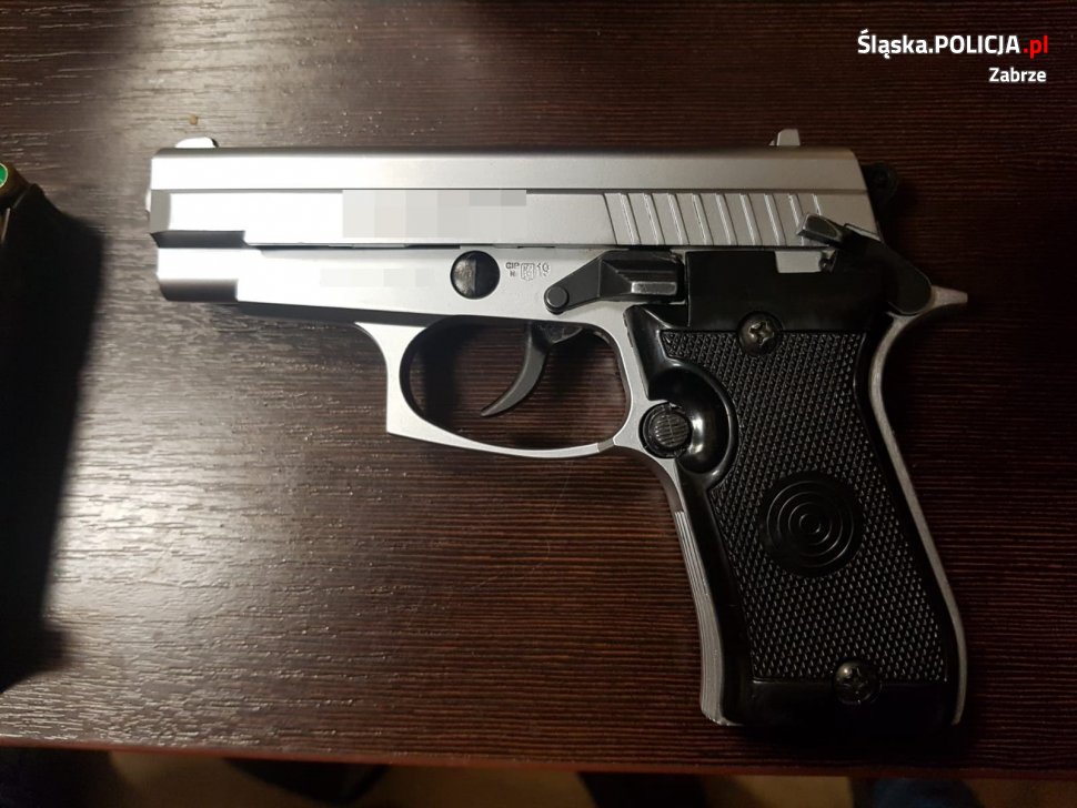 Zabrzańscy policjanci zatrzymali dwóch mężczyzn za posiadanie broni i narkotyków