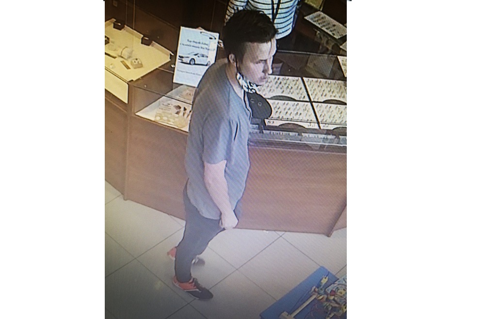 Publikujemy wizerunek mężczyzny podejrzewanego o kradzież łańcuszka