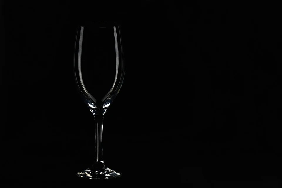 Pracownik wznosił toasty za swoje zdrowie w pracy! Co mu grozi?