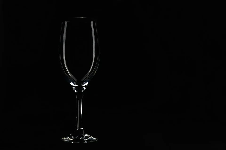 Pracownik wznosił toasty za swoje zdrowie w pracy! Co mu grozi?