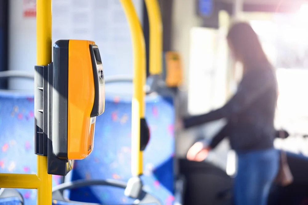 MZK: Najważniejsze informacje dotyczące e-biletów i e-kart. Sprawdź, jak je doładować!