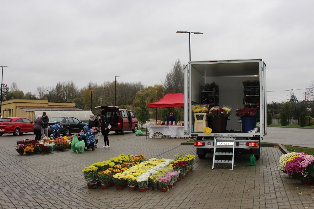 Na parkingu stadionu lekkoatletycznego trwa giełda kwiatowa