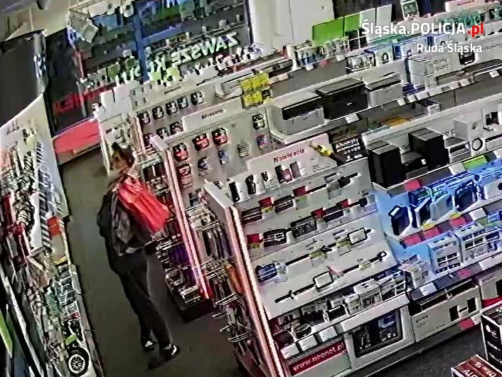 Dokonał kradzieży kilku par słuchawek wartości ponad 1200 zł. Rozpoznajesz go?