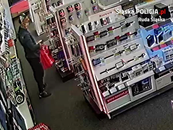 Dokonał kradzieży kilku par słuchawek wartości ponad 1200 zł. Rozpoznajesz go?