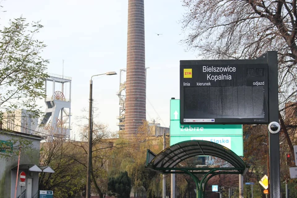 Trwa montaż elektronicznych tablic informacji pasażerskiej przy przystankach autobusowych