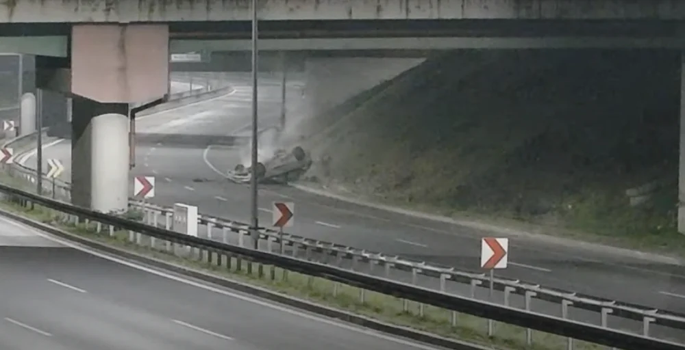Kierowca dachował na "zakręcie mistrzów", po czym oddalił się z miejsca zdarzenia