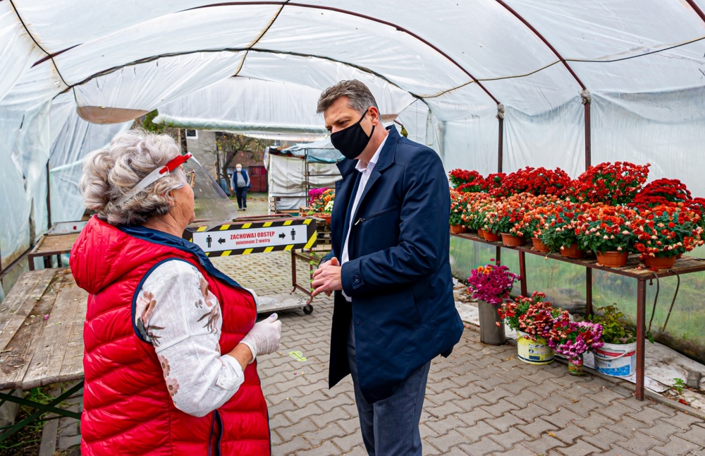 Miasto organizuje pomoc dla sprzedawców kwiatów