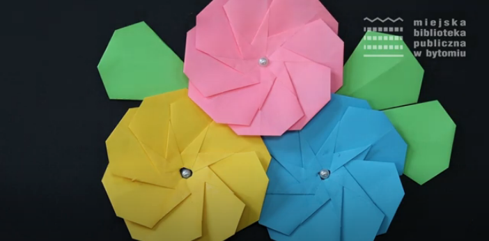 Kurs wykonywania kwiatów 3D oraz techniką teabag folding w Miejskiej Bibliotece Publicznej