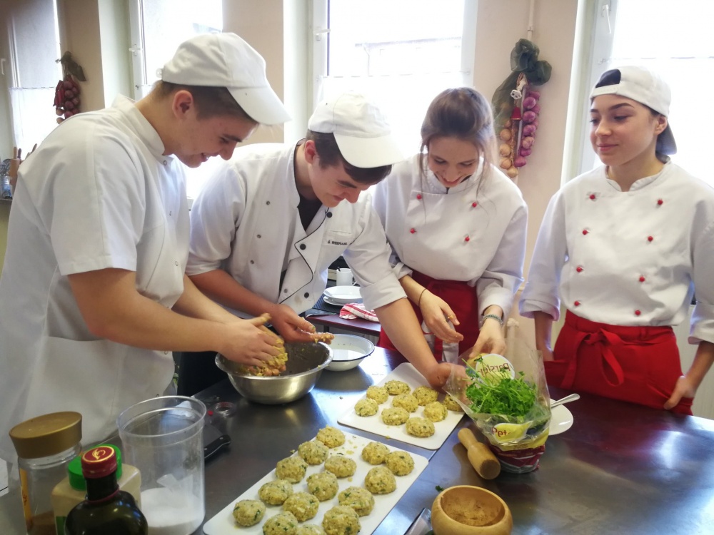 Młodzi fachowcy wracają na praktyki zawodowe