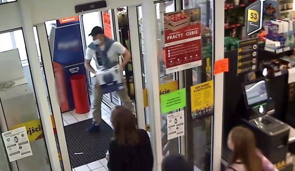 Mężczyźni ukradli 12 butelek alkoholu – czy rozpoznajesz?