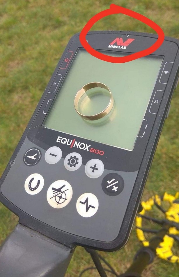 Włamano się do samochodu i skradziono rzeczy. Rozpoznajesz je?