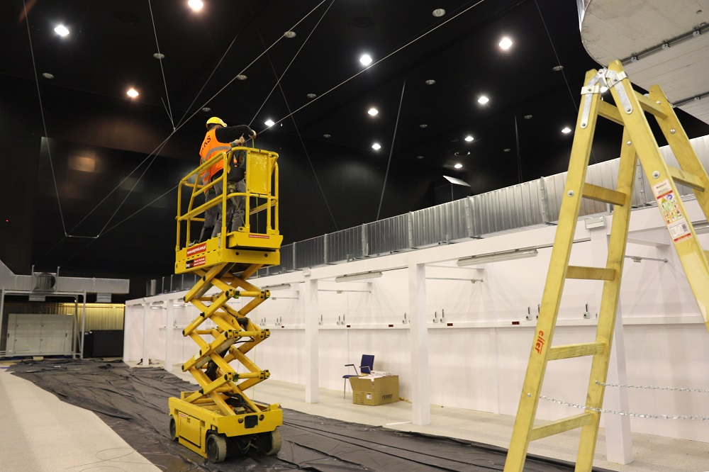 Trwa budowa szpitala tymczasowego w MCK w Katowicach