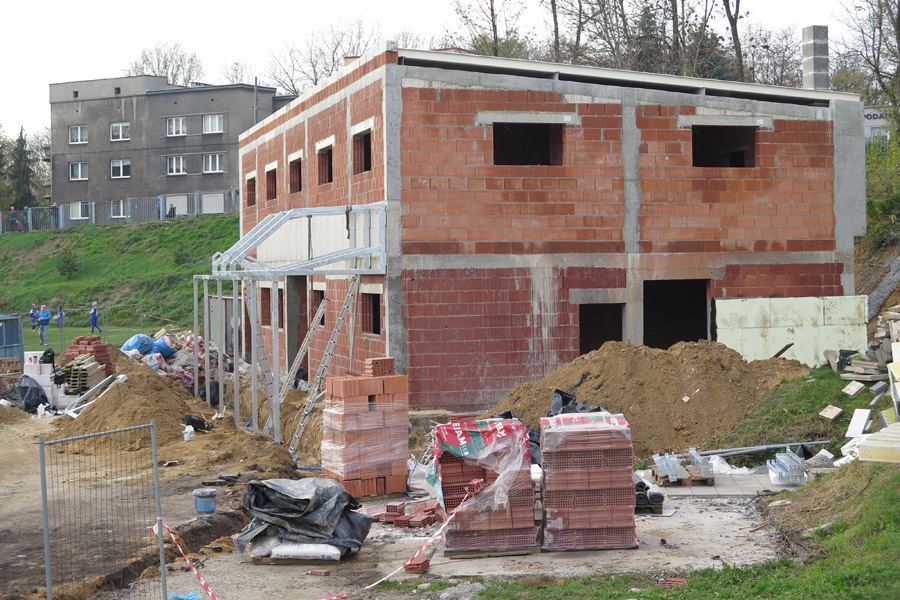 Budowa budynku w kompleksie boisk piłkarskich "Kresy"