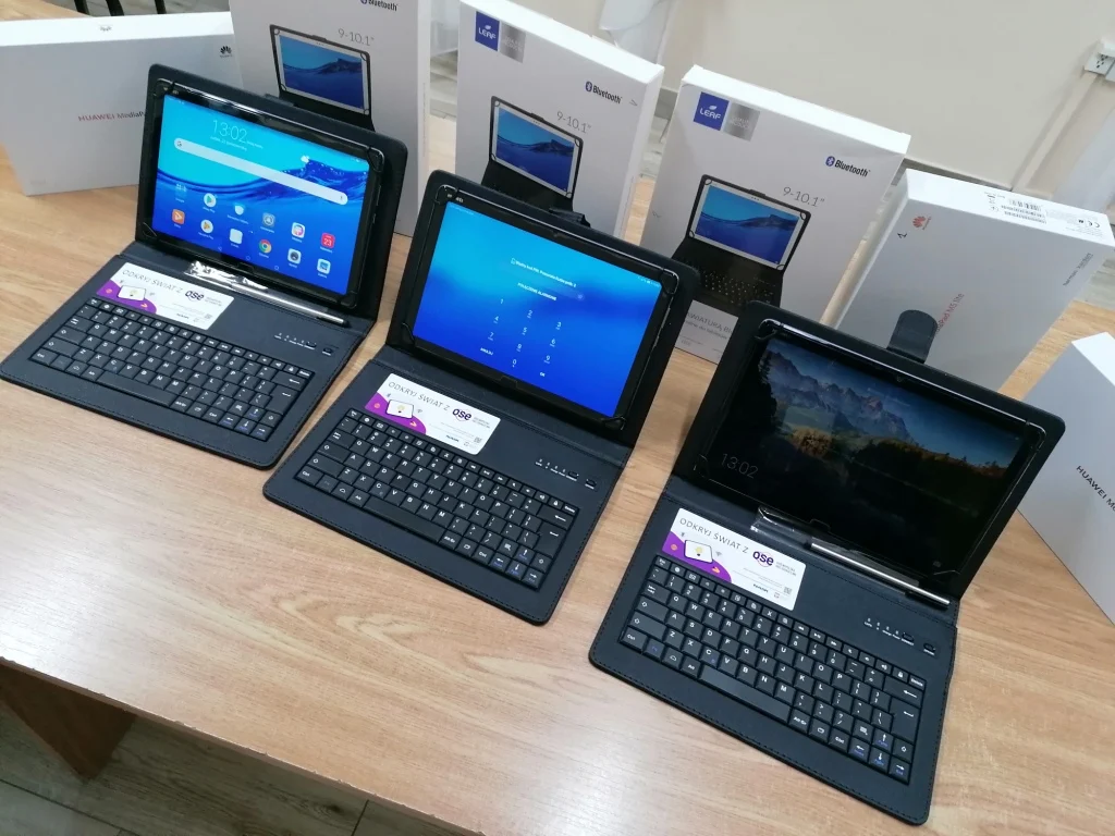 Tablety od NASK dla uczniów I LO w Świętochłowicach