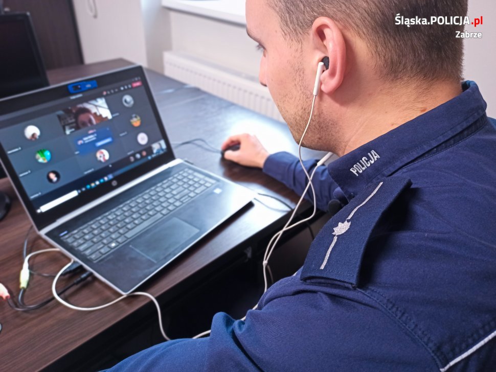 Zabrzańscy policjanci prowadzą zdalnie zajęcia profilaktyczne