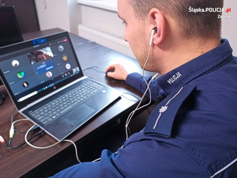 Zabrzańscy policjanci prowadzą zdalnie zajęcia profilaktyczne