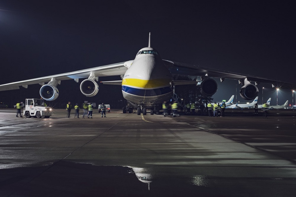 Samolot z Wuhan lądował w Pyrzowicach. Na zlecenie firmy z Zabrza