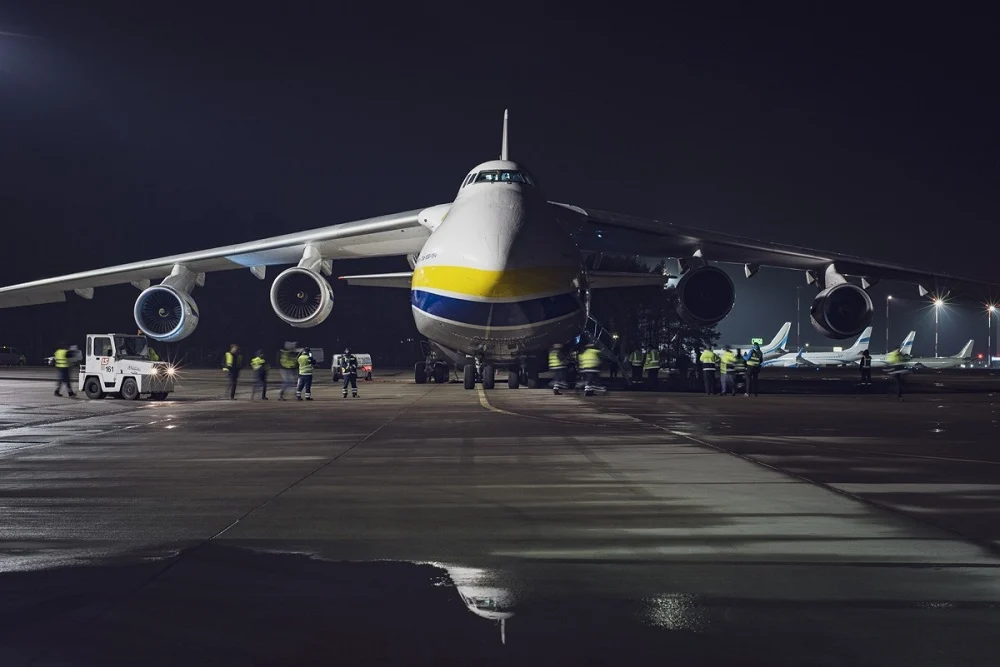 Samolot z Wuhan lądował w Pyrzowicach. Na zlecenie firmy z Zabrza