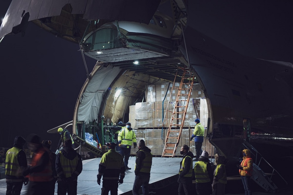 Samolot z Wuhan lądował w Pyrzowicach. Na zlecenie firmy z Zabrza