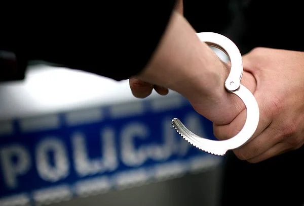 Jeden nie zatrzymał się do kontroli, drugi uciekł w stronę lasu!