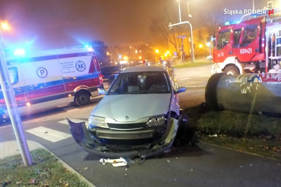 Kierowca stracił panowanie nad pojazdem i ściął słup ogłoszeniowy!