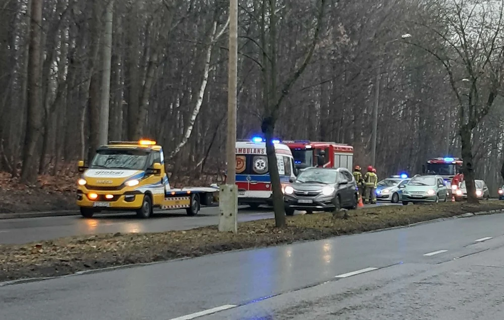 [AKTUALIZACJA] Ruda Śląska: Na ulicy 1 Maja dachował samochód osobowy