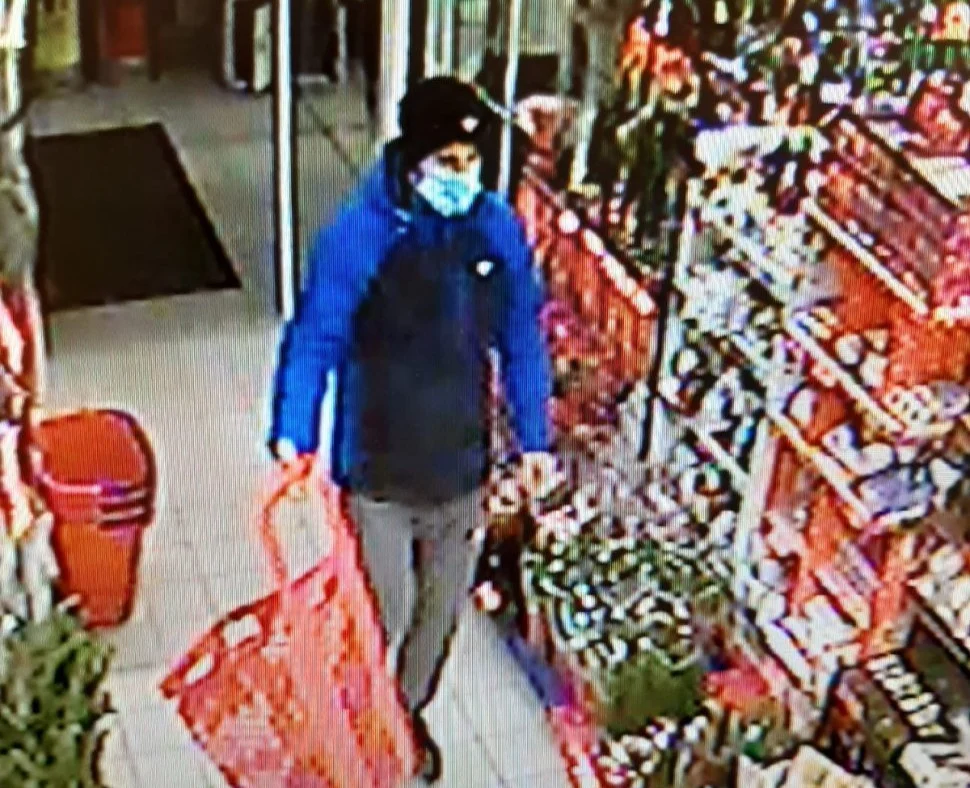 Policjanci szukają sprawców kradzieży. Rozpoznajesz ich?