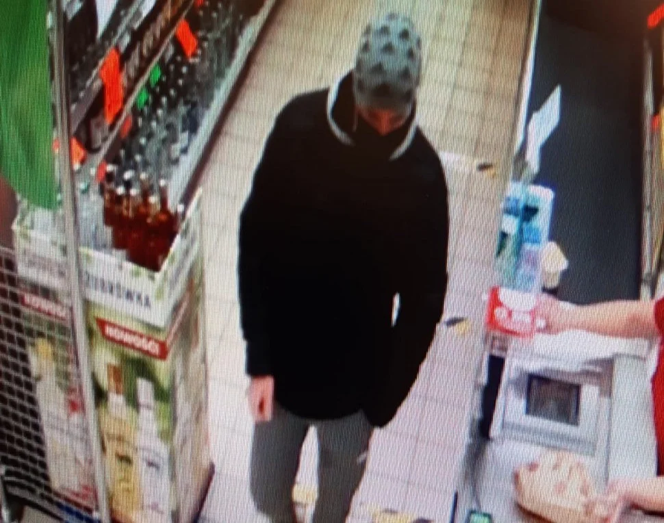 Policjanci szukają sprawców kradzieży. Rozpoznajesz ich?