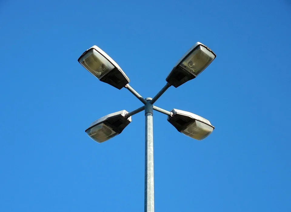Wandale znowu dali o sobie znać. Zniszczyli lampy hybrydowe