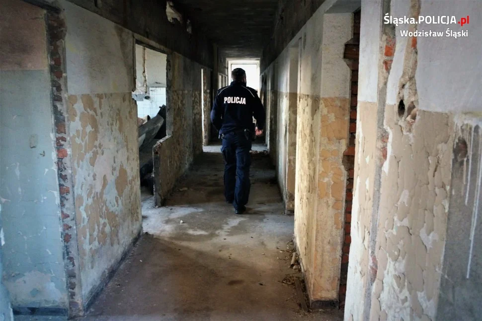 Policjanci kontorlują miejsca, w których mogą przebywać bezdomni