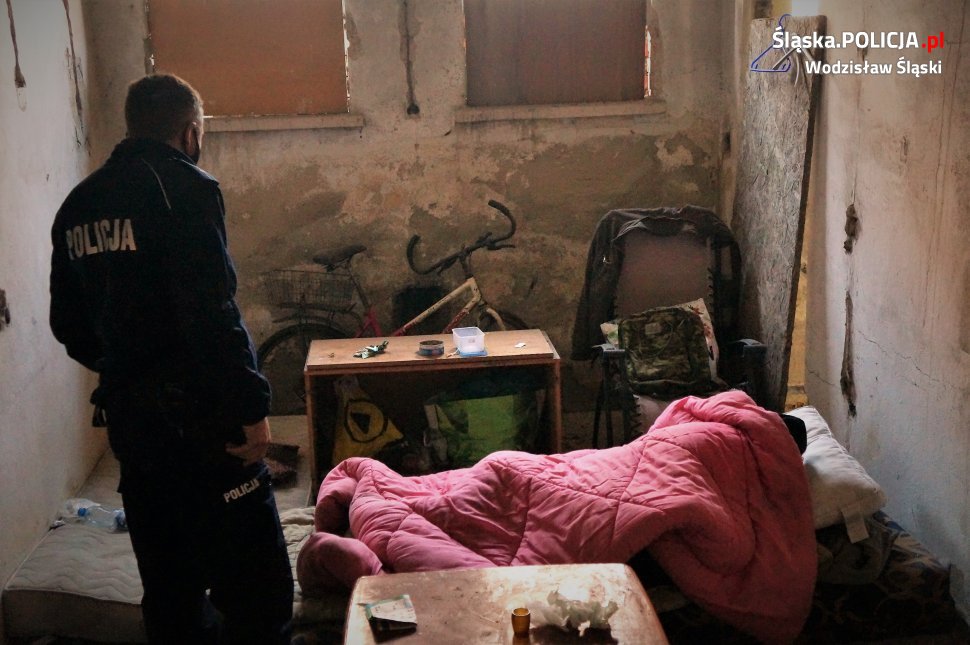 Policjanci kontorlują miejsca, w których mogą przebywać bezdomni
