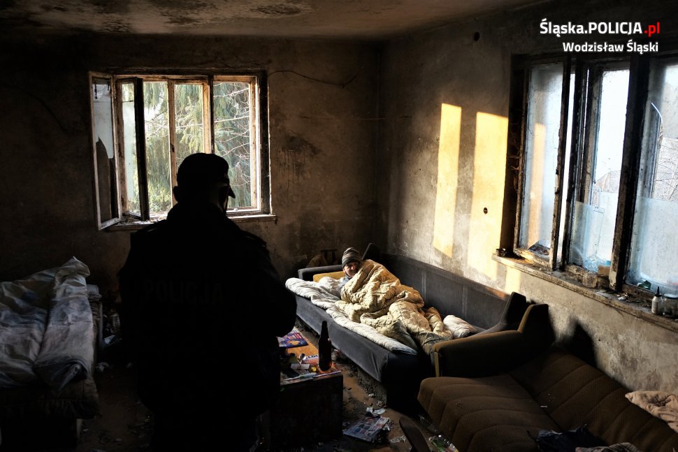 Policjanci kontorlują miejsca, w których mogą przebywać bezdomni