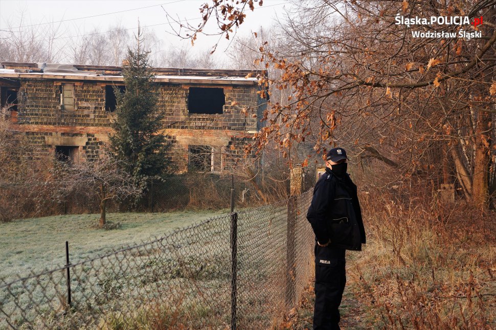 Policjanci kontorlują miejsca, w których mogą przebywać bezdomni