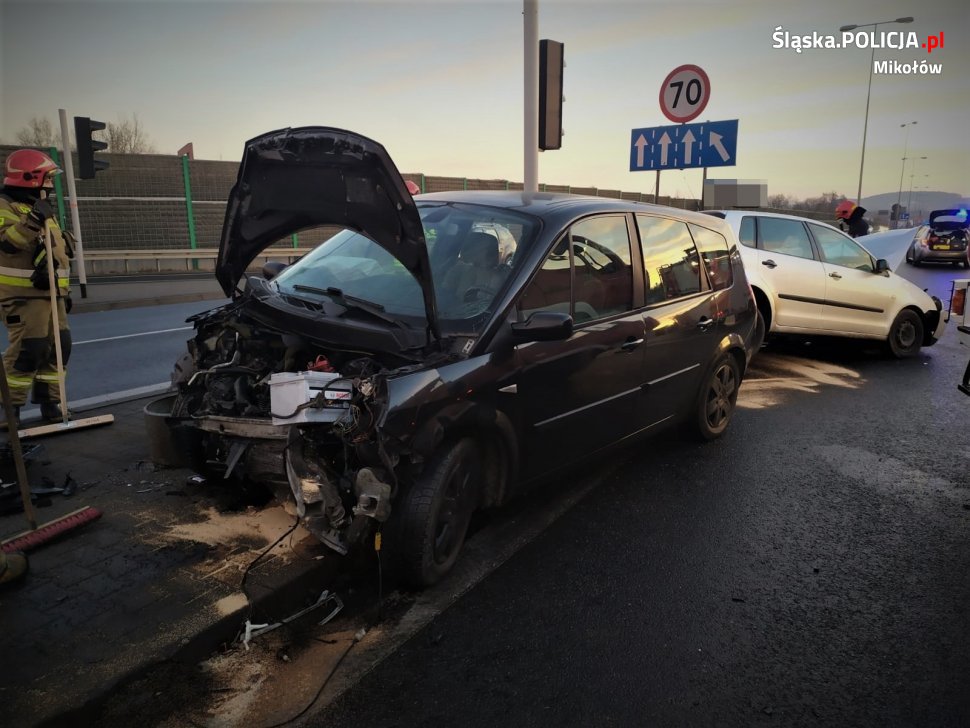 Wjechał na skrzyżowanie na czerwonym świetle. Kierujący i pasażerka trafili do szpitala