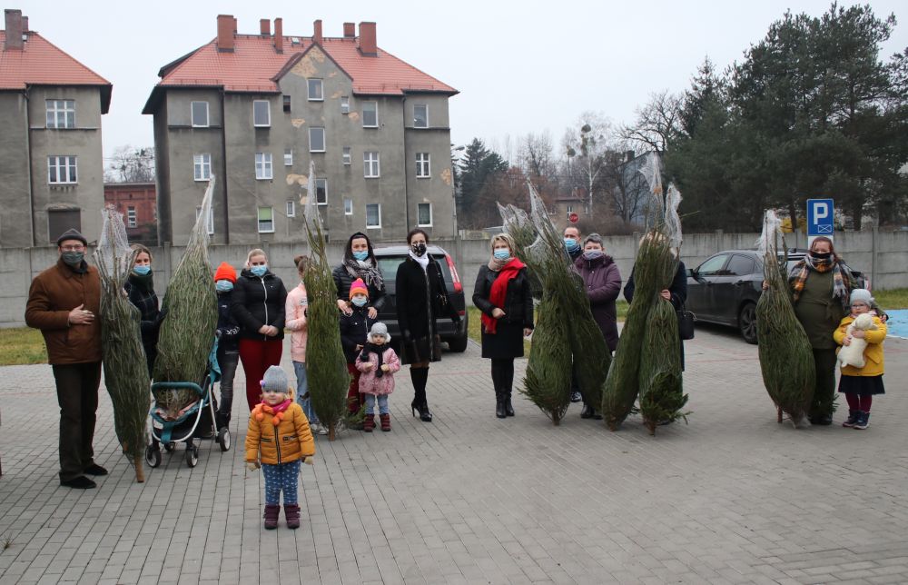 Senator Dorota Tobiszowska przekazała choinki dla podopiecznych MOPR