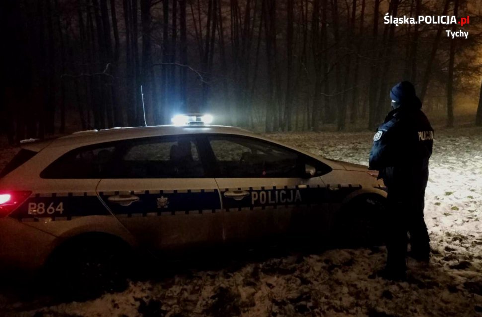 Przez 8 godzin błądził w lesie - odnaleźli go policjanci
